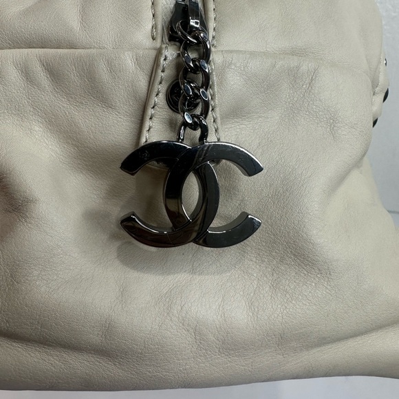 CHANEL CALF LEATHER MEDIUM LUXE LIGNE BEIGE BOWLER shoulder bag - Picture 12 of 16